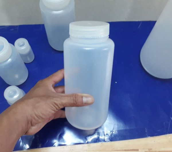 Chai nhựa trắng miệng rộng nắp vặn 1000ml